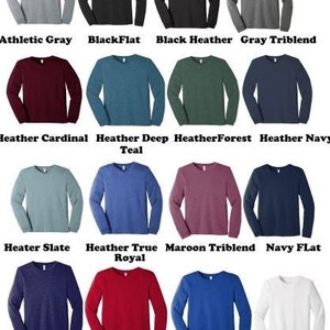 K&ouml;nnte beinhalten: Eine Auswahl an Langarmshirts in verschiedenen Farben und Stilen, darunter Sportgrau, Schwarz uni, Schwarz meliert, Grau meliert, Cardinal meliert, Teal meliert, Wald meliert, Marine meliert, Schiefer meliert, Royalblau meliert, Maroon meliert, Marine uni, Marine meliert, Rot uni, Royalblau uni und Wei&szlig; uni.