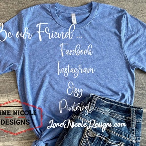K&ouml;nnte beinhalten: Ein blaues T-Shirt mit dem Text "Be our Friend... Facebook Instagram Etsy Pinterest Jane Nicole Designs.com" in wei&szlig; gedruckt.