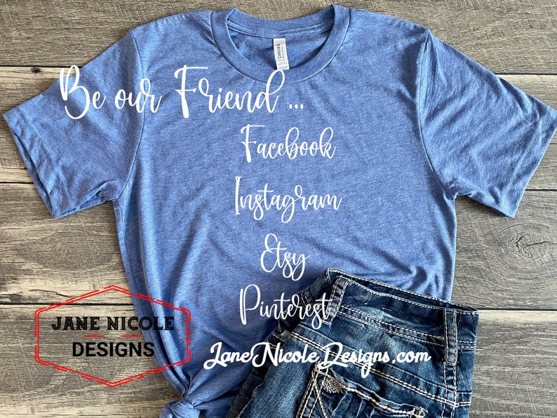 K&ouml;nnte beinhalten: Ein blaues T-Shirt mit dem Text "Be our Friend... Facebook Instagram Etsy Pinterest Jane Nicole Designs.com" in wei&szlig; gedruckt.