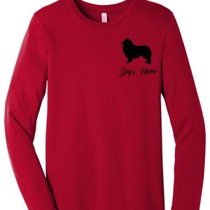 K&ouml;nnte beinhalten: Rotes Langarm-T-Shirt mit einer schwarzen Silhouette eines Hundes und dem Text "Name des Hundes" auf der Vorderseite.