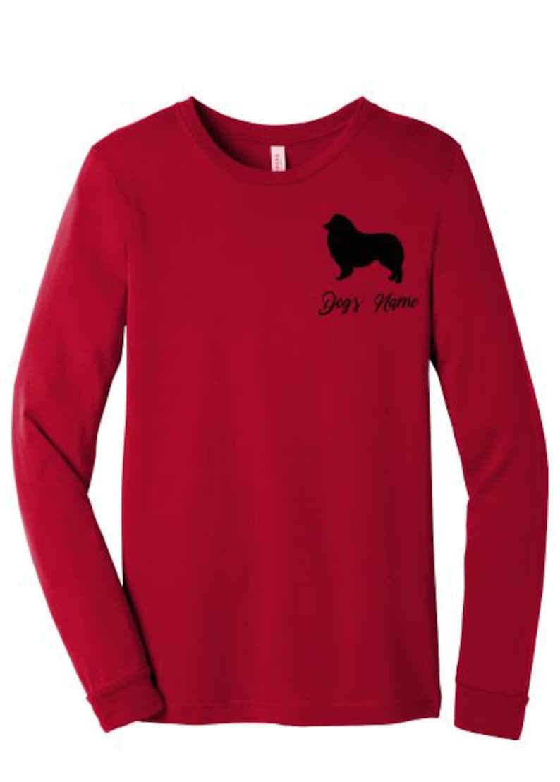 K&ouml;nnte beinhalten: Rotes Langarm-T-Shirt mit einer schwarzen Silhouette eines Hundes und dem Text "Name des Hundes" auf der Vorderseite.