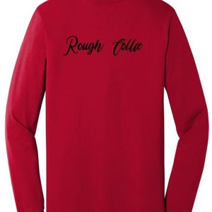 K&ouml;nnte beinhalten: Rotes Langarm-T-Shirt mit dem Text "Rough Collie" in schwarzer Kursivschrift auf der R&uuml;ckseite.