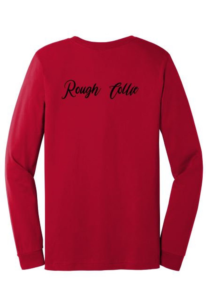 K&ouml;nnte beinhalten: Rotes Langarm-T-Shirt mit dem Text "Rough Collie" in schwarzer Kursivschrift auf der R&uuml;ckseite.