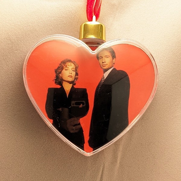 Horror Valentine's Day heart globe ornament - The X Files- Mulder-Scully- FBI-horror- love- couples  - romance- gift