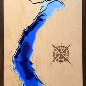 Peut inclure: Panneau en bois fait à la main avec l'inscription "Welcome to our home" dans un style manuscrit. Le panneau est peint en blanc avec des lettres noires et une finition vieillie, parfait pour la décoration intérieure.