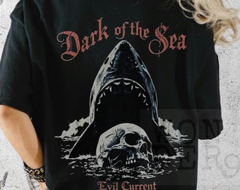 Camiseta con tiburón y calavera de Dark of the Sea, ropa oceánica, funda para bomba, camiseta con gráficos retro, ropa de calle Y2k, vibraciones de death metal, camiseta con estampado en la espalda