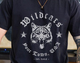 Camiseta personalizada com cores confortáveis e mascote: Vintage Wildcats School Spirit
