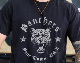 Camiseta personalizada com cores confortáveis e mascote: camiseta vintage com espírito escolar