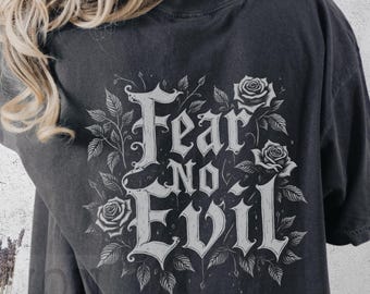 Camiseta cristã gótica "Não Tema o Mal": Camiseta Comfort Colors com efeito desgastado e estampa floral melancólica.