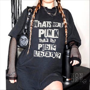 What's More Punk T-shirt openbare bibliotheek comfort kleuren, edgy bibliothecariscadeau, leesgrage shirt