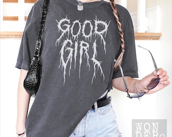 Camiseta gráfica Good Girl: Camiseta de death metal de romance oscuro de Comfort Colors