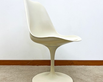 vintage Eero Saarinen Knoll tulip side chair mid century