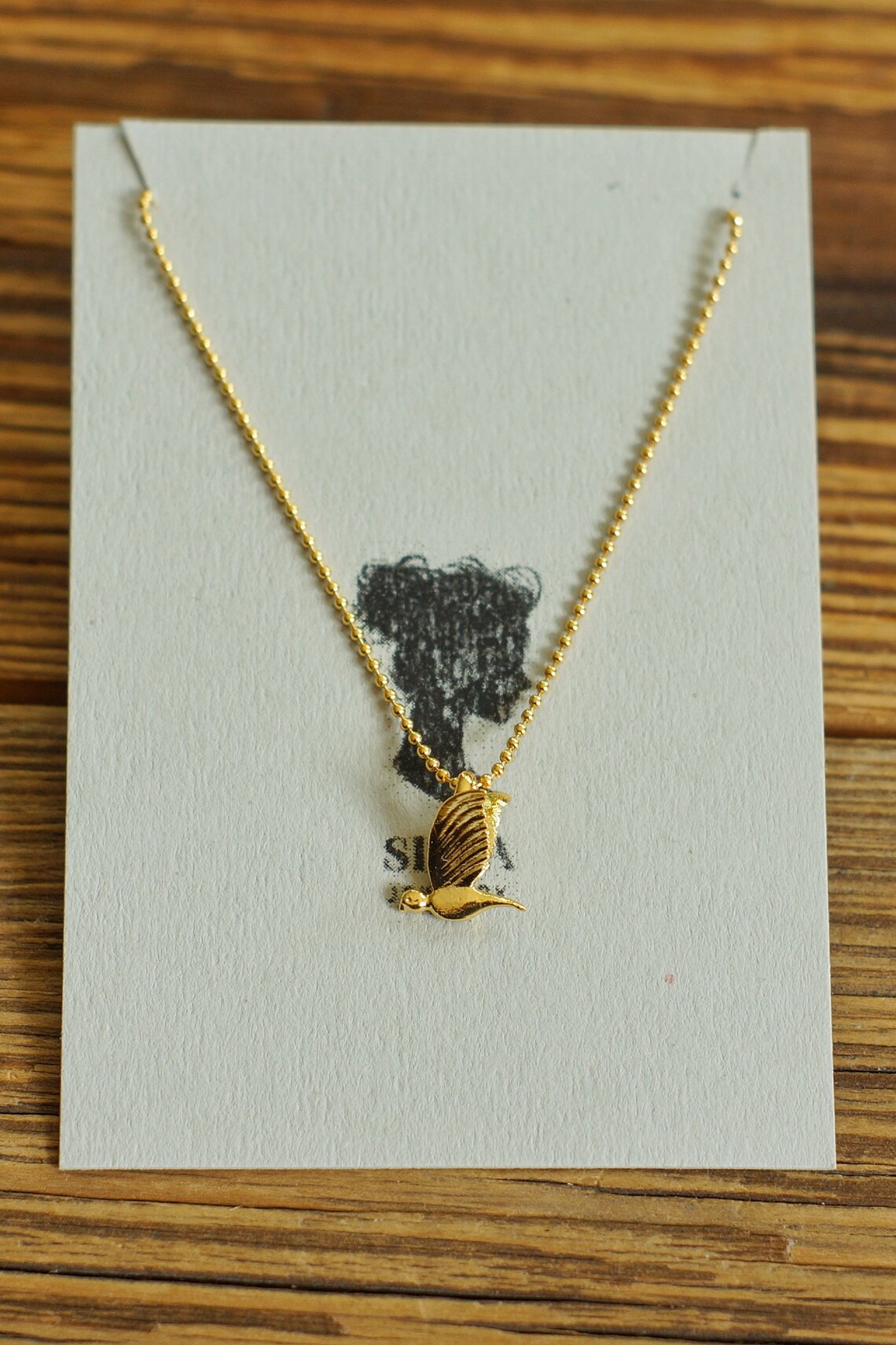 Eenvoudige gouden bal ketting met sierlijke vogel hanger ...