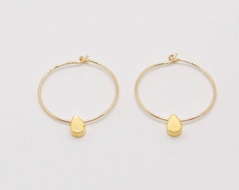 Feine goldene Creolen mit kleinem Tropfen förmigen Anhänger  / 14K gold filled / goldene Ohrringe ohrringe / minimalistische Kreolen