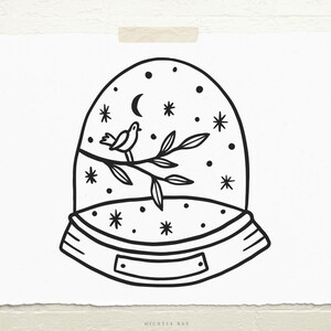 Könnte beinhalten: Schwarz-Weiß-Illustration einer Schneekugel mit einem Vogel auf einem Ast. Das Design beinhaltet einen Mond, Sterne und den Text "MICHELE RAY" am unteren Rand.