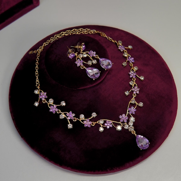 Display ketting van zijdefluweel: platte buste in antieke stijl