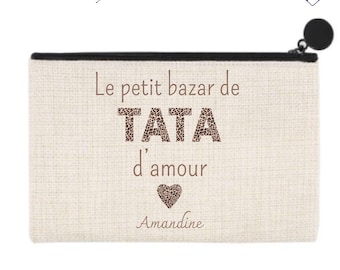 Op de afbeelding: Een witte canvas tas met rits met de tekst "Le petit bazar de TATA d'amour" in bruine letters. Het woord "TATA" is in luipaardprint. Een klein hartje met een luipaardprint staat onder de tekst. De naam "Amandine" staat onder het hartje.