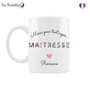 Puede incluir: Taza de cer&aacute;mica blanca con un dise&ntilde;o negro y floral que dice "Merci pour tout super MAITRESSE" con un coraz&oacute;n rosa y el nombre "Romane" debajo.