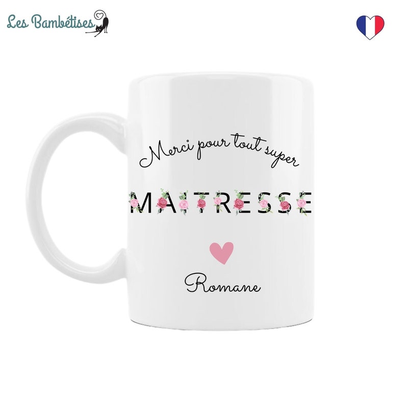 Puede incluir: Taza de cer&aacute;mica blanca con un dise&ntilde;o negro y floral que dice "Merci pour tout super MAITRESSE" con un coraz&oacute;n rosa y el nombre "Romane" debajo.