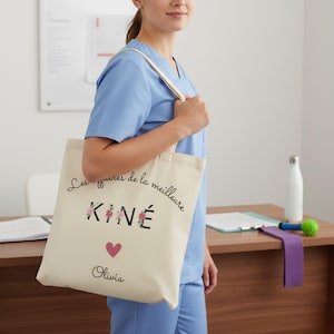 Personalisierte Tragetasche für Physiotherapeuten mit floralem Schriftzug – Personalisiertes Geschenk für Physiotherapeuten – Geschenk für Physiotherapie-Absolventen