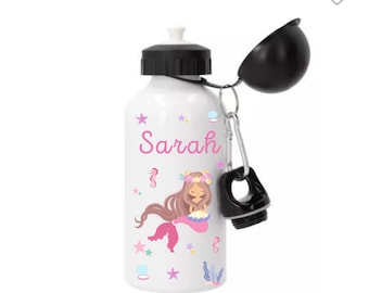 Könnte beinhalten: Weiße Aluminium-Wasserflasche mit schwarzem Deckel und Tragegriff. Die Flasche hat ein rosafarbenes Meerjungfrauen-Design mit dem Namen "Sarah" darauf.