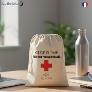 Peut inclure: Un sac en coton beige avec cordon de serrage, portant l'inscription "KIT DE SURVIE POUR TON PROCHAIN TRAVAIL" et une croix rouge. Le nom "Axel" et la date "17/05/2026" figurent en dessous. Une gourde argentée et un ordinateur portable sont en arrière-plan.