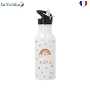 Puede incluir: Botella de agua de acero inoxidable blanca con un diseño de arcoíris, nubes y corazones. La botella tiene una tapa negra con una pajita y el nombre "Juline" está impreso en la parte delantera.