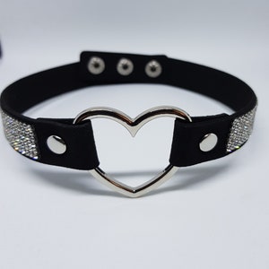 Choker mit schwarzem Herz und Strasssteinchen