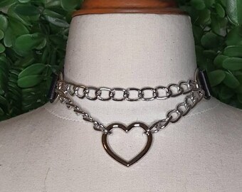 Hartvormige choker met zilveren ketting en bandjes