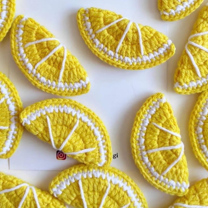 CROCHETED MINI FRINGE WRISTLET • lemon