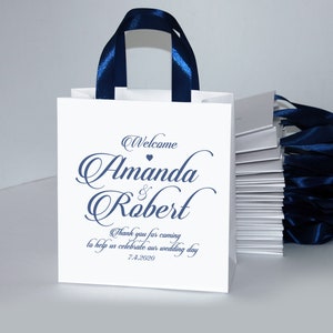30 Marine blau Hochzeit Willkommen Taschen mit Satinband Griffe und Ihre Namen, elegante personalisierte Hochzeitsgeschenke und Gefälligkeiten für Hochzeitsgäste