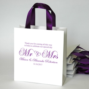 30 paarse bruiloft Welkom zakjes voor gasten met satijn lint handgrepen en de aangepaste namen - Dhr en mevrouw Welcome Bags voor bruiloften geschenken en gunsten
