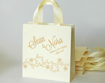 30 Gift Bags for wedding guests with satin ribbon handles and custom names - Wedding Welcome Bags - Gold Elegant Weddings Gifts and Favors
