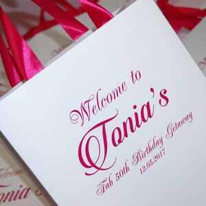 30 eleganten Geburtstagsparty-Geschenk-Taschen für Ihre Gäste Hot Pink Satinband Griffe mit benutzerdefinierten Namen - personalisierte Jahrestag Papiertüten