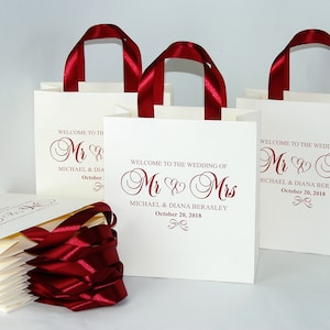 25 Mr & Mrs Wedding Welcome Bags mit Burgunder Satinband Griffen und Ihren Namen, Elegante personalisierte Hochzeitsparty Gastliebe