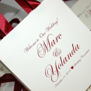 25 Elfenbein Hochzeit Willkommen Taschen Bordeaux Satinband Griffe mit Ihren Namen, elegante personalisierte Mr und Mrs Wedding zugunsten für Gäste