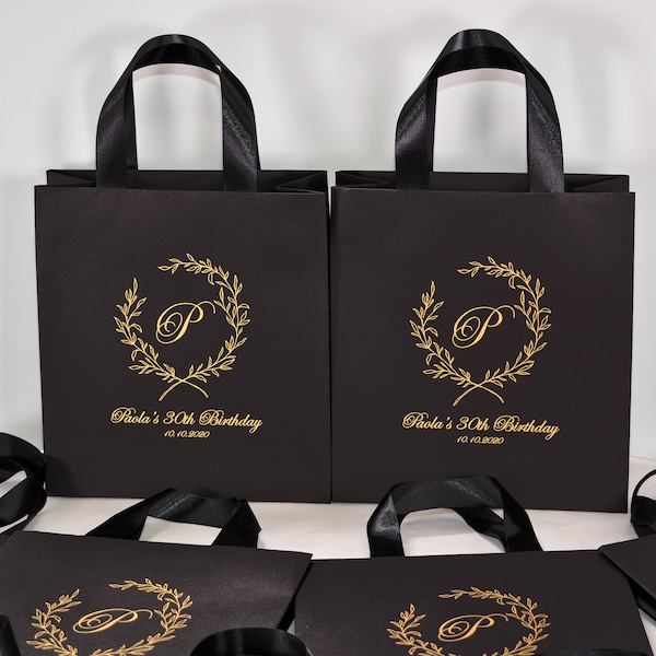 20 Black & Gold Monogram Birthday Party Favor Borse per gli ospiti con maniglie e nome a nastro in raso, borsa regalo personalizzata per il 30o anniversario