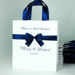 20 Hochzeit Willkommen Taschen mit dunkelblauen Satinbandgriffen, Schleife und Ihren Namen, personalisiertes Hochzeitsgeschenk für Gäste, elegantes Hochzeitsgeschenk