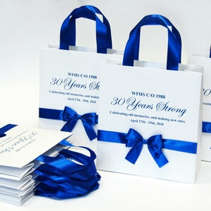 30 personalisierte Event- oder Party-Geschenktüten für Ihre Gäste mit königsblauen Satinbandgriffen, Schleife und individuellem Druck, elegante Papiertasche