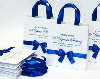 30 personalisierte Event- oder Party-Geschenktüten für Ihre Gäste mit königsblauen Satinbandgriffen, Schleife und individuellem Druck, elegante Papiertasche