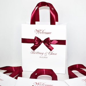 25 Hochzeit Willkommen Taschen mit Satinband Griffe, Schleife und benutzerdefinierte Namen, elegante personalisierte Burgund Hochzeitsgeschenke und Gefälligkeiten für Gäste