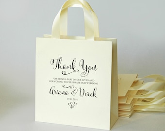 25 Bolsas de agradecimiento de marfil para invitados a la boda con asas de cinta de satén y nombres personalizados Bolsas de bienvenida de boda Elegantes regalos y favores de boda.