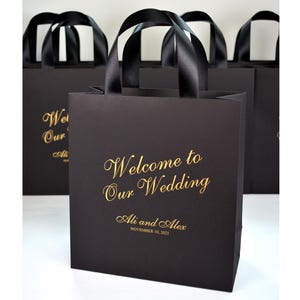 30 welkomsttassen goud met satijnen lint, handvatten en namen, elegante gepersonaliseerde zwart-gouden huwelijksgeschenken en gunsten voor gasten