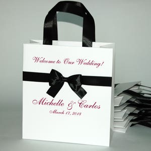 20 Wedding Willkommen Taschen mit schwarzem Satinband Griffe, Schleife und Burgund Namen - personalisiertes Geschenktaschen für Hochzeitsgäste - Hochzeitsbevorzugungen