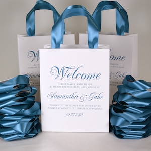 20 staubblaue Hochzeits-Willkommenstaschen für Gäste mit Satinbandgriffen und Ihren Namen, elegante personalisierte Gastgeschenke für Hochzeitsgäste