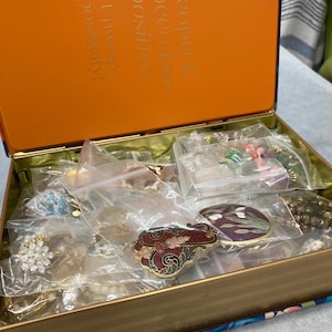 Coleção de joias vintage, colares, brincos, broches, pingentes