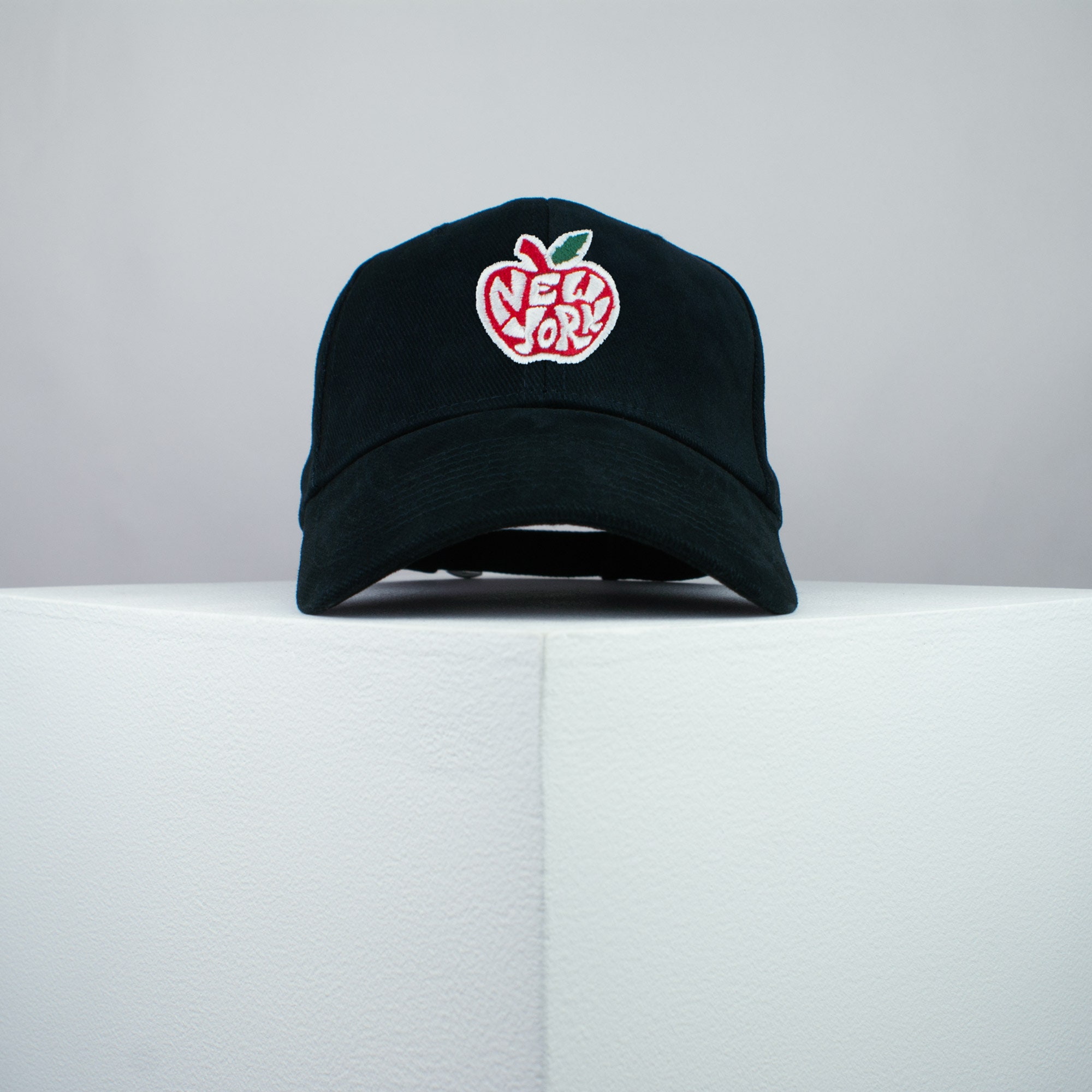 CULT 赤×黒キャップ/ Old Englishロゴ US限定 NY発】CULT キャップ 赤×黒刺繍 Old English US限定
