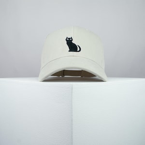 黒猫刺繍入りベースボールキャップ プレミアムハット 猫好きのペット動物 // Hatty Hats