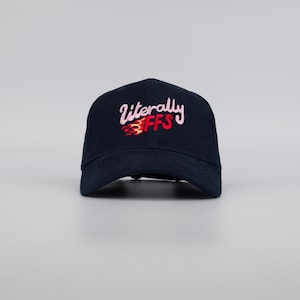 Puede incluir: Gorra de béisbol azul marino con el texto bordado "Literally FFS" en rosa y rojo. La gorra tiene una visera curva y un diseño clásico de seis paneles, adecuada para uso casual.