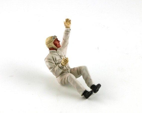 sitting racing driver of the 30s in 1:24 scale (to assemble and paint) Le Mans Miniatures FTB372402